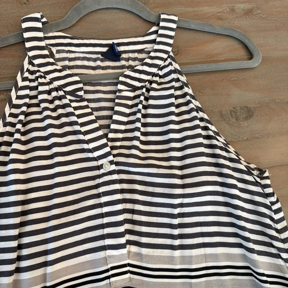 Old Navy B&W striped, sleeveless blouse split neck button-front detail Sz M EUC - Picture 2 of 10